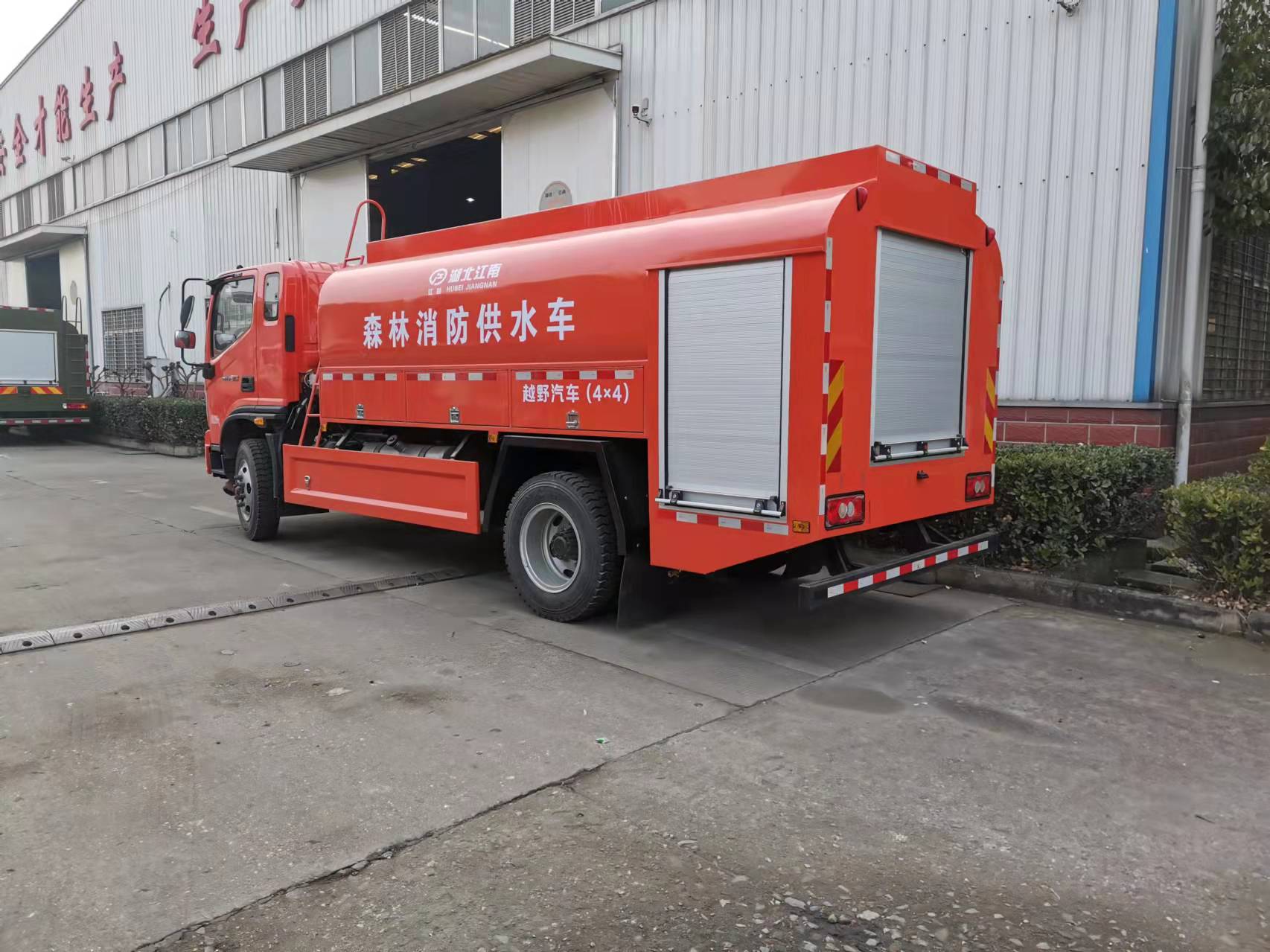 四驅(qū)供水森林消防車(chē)