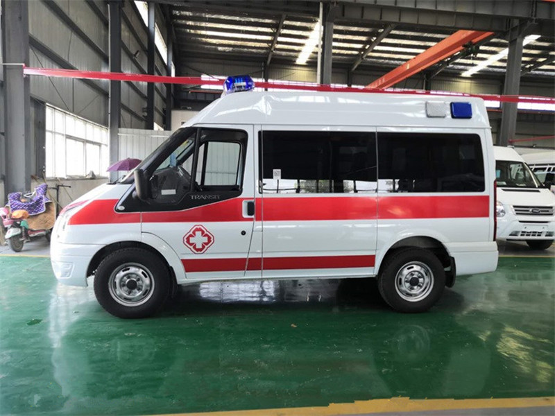 福特V348短軸中頂監(jiān)護(hù)型救護(hù)車(chē)